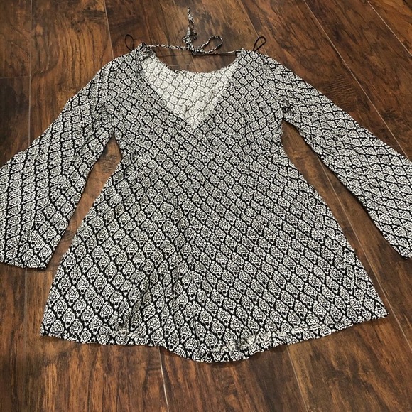 3/$25 Dainty Hooligan Bell Sleeve Romper - Picture 2 of 8